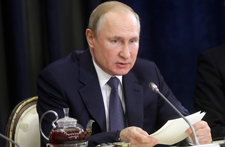 Президент РФ Владимир Путин во время встречи с представителями деловых кругов Германии в Сочи.