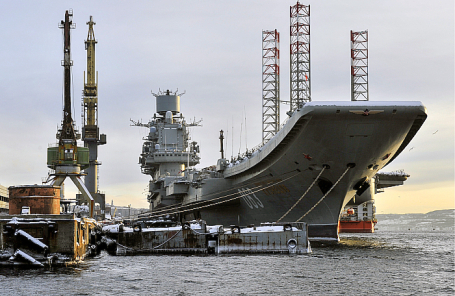 Тяжелый авианесущий крейсер «Адмирал Кузнецов» в порту Мурманска.