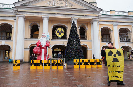 Инсталляция Greenpeace у Гостиного двора в Санкт-Петербурге.