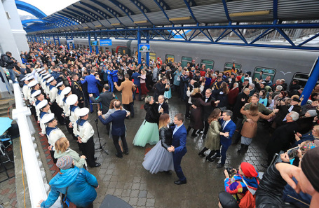 Встреча пассажирского поезда «Таврия» в Севастополе.