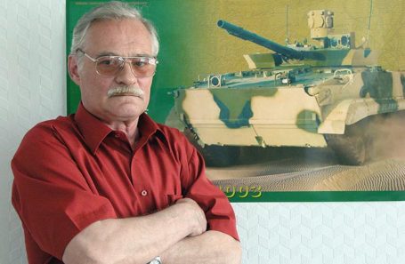 Александр Благонравов на фоне плаката с изображением БМП-3. 