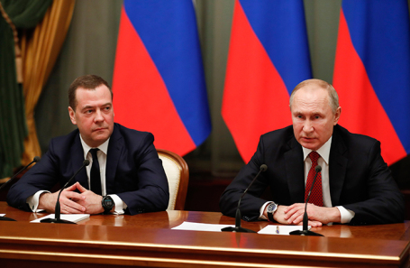 Дмитрий Медведев и Владимир Путин во время встречи с членами правительства РФ в Доме правительства РФ.