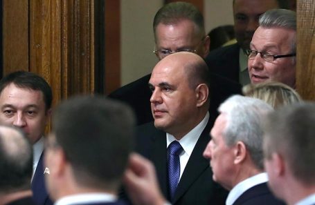 Михаил Мишустин (в центре).