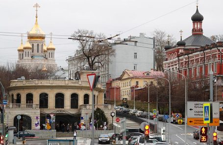 Центральный рынок (на фото слева) на Рождественском бульваре.