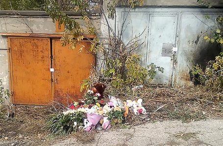 Цветы на месте убийства девочки в Саратове. Октябрь 2019 года.