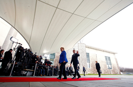 Ангела Меркель и Эммануэль Макрон перед саммитом по Ливии в Берлине.