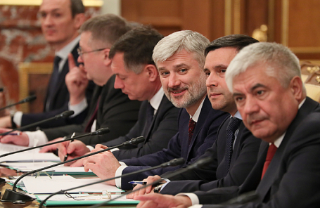 Министр внутренних дел РФ Владимир Колокольцев, министр природных ресурсов и экологии РФ Дмитрий Кобылкин, министр транспорта РФ Евгений Дитрих, заместитель председателя правительства РФ Марат Хуснуллин (справа налево) перед заседанием правительства РФ.