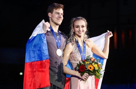 Спортсмены из России Виктория Синицина и Никита Кацалапов, завоевавшие золотые медали.