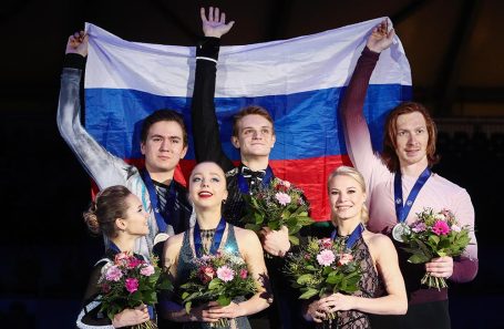 Церемония награждения призеров соревнований среди спортивных пар.