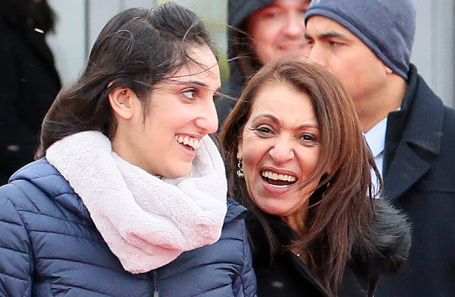 Наама Иссасхар с матерью Яффой после освобождения из колонии в аэропорту «Внуково».