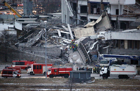 Пожарные машины у спортивно-концертного комплекса «Петербургский», который обрушился во время демонтажа крыши. 