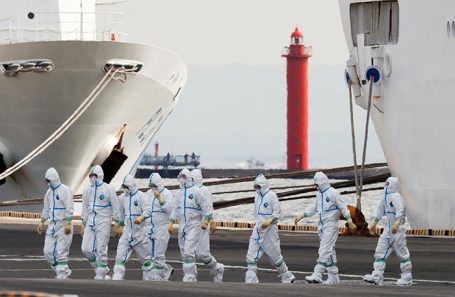 Медицинские работники у круизного лайнера Diamond Princess.