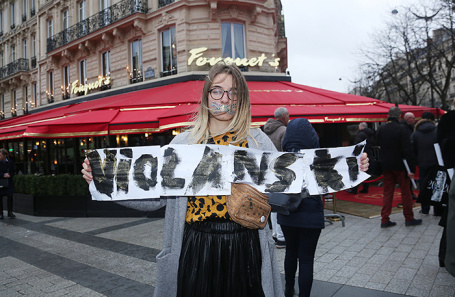 Пикет против режиссера Романа Полански у ресторана Le Fouquet в Париже, где проходят обеды в честь премии «Сезар».