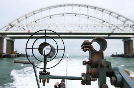 Катер береговой охраны Погранслужбы ФСБ России в Керченском проливе.