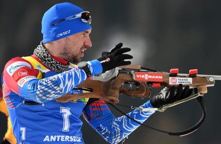 Александр Логинов на соревнованиях чемпионата мира по биатлону в Италии.