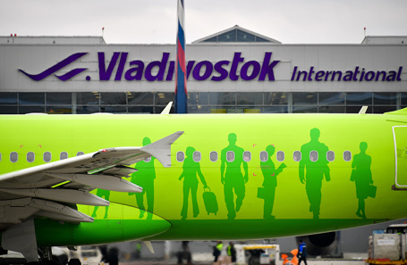Самолет авиакомпании S7 Airlines в международном аэропорту Владивостока.