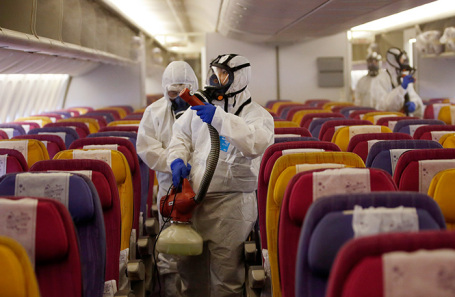 Санитарная обработка пассажирского самолета.