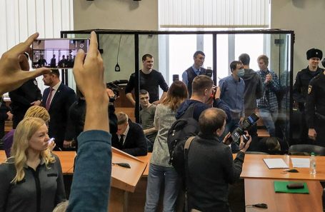 Фигуранты террористической организации «Сеть» в зале суда в стеклянном боксе.