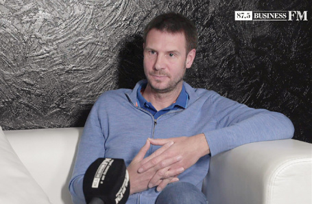 Оливер Хьюз.