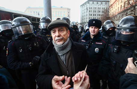Лев Пономарев (в центре) во время акции протеста у здания ФСБ в Москве 14 марта 2020 года.