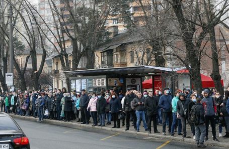 Автобусная остановка в Киеве.