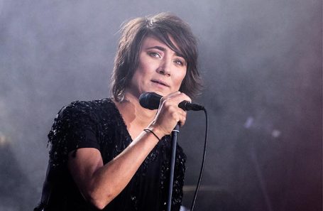 https://cdn.bfm.ru/news/maindocumentphoto/2020/04/02/zemfira.jpg