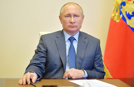 Президент РФ Владимир Путин в Ново-Огарево во время совещания по вопросу санитарно-эпидемиологической обстановки.