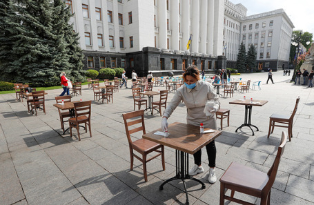Акция рестораторов в Киеве у здания администрации президента Украины с требованием снять ограничения на работу общепита.