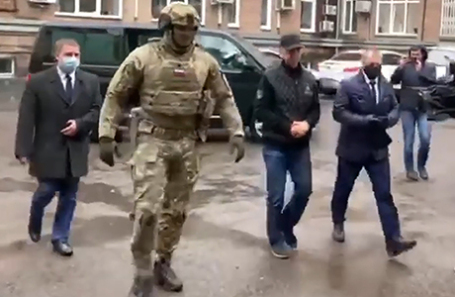 Бывший депутат Законодательного собрания Красноярского края и предприниматель Анатолий Быков (в центре на втором плане) во время задержания.