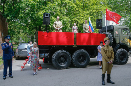 Концерт для ветеранов во дворе жилого дома в Ростове-на-Дону.