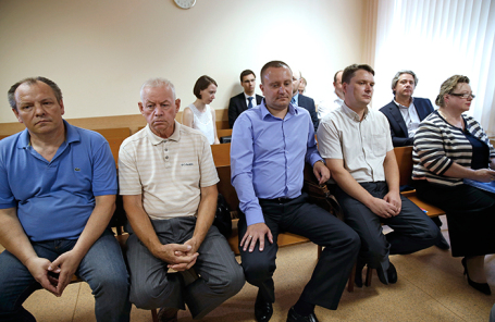Роман Дунаев (в центре), Александр Круглов (второй справа) и Надежда Архипова (крайняя справа).