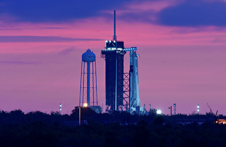 Ракета-носитель Falcon-9 с кораблем SpaceX Crew Dragon в Космическом центре Кеннеди. Флорида, США.