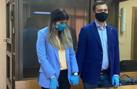 Бывшая студентка МГУ Варвара Караулова (сменила имя на Александру Иванову) вместе с адвокатом Олегом Елисеевым.