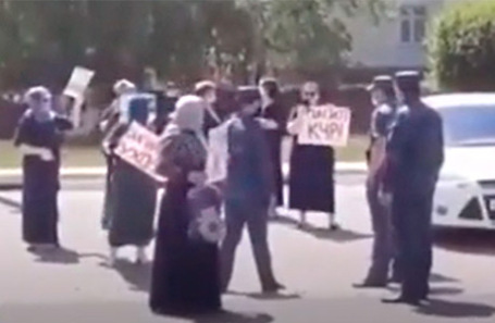 Митинг у здания районной больницы в Учкекене.