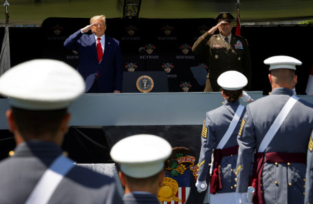 Дональд Трамп на торжественной церемонии вручения дипломов Военной академии США в Вест-Пойнте.