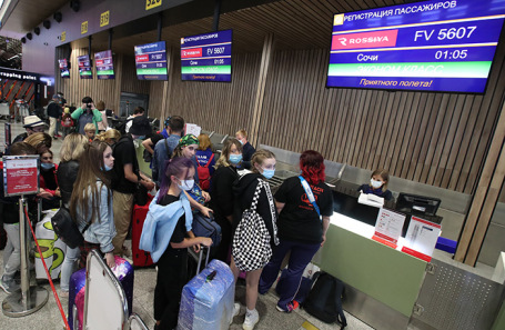 Пассажиры у стойки регистрации на рейс в Сочи в аэропорту «Шереметьево».