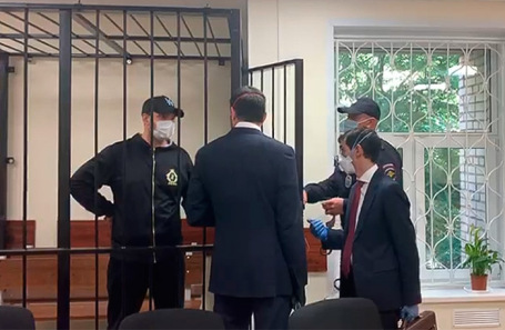 Бывший помощник главы Россельхознадзора Дмитрий Натаров в июне 2020 года со своими бывшими адвокатами во время избрания ему меры пресечения в Пресненском суде Москвы.