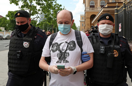 Задержание главного редактора издания «Медиазона» Сергея Смирнова. 28 мая 2020 года.