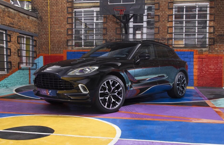 Aston Martin DBX.