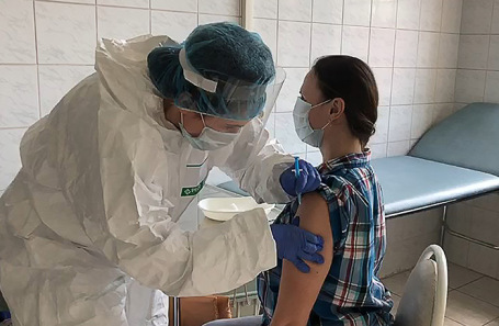 Введение добровольцу вакцины для профилактики коронавируса.