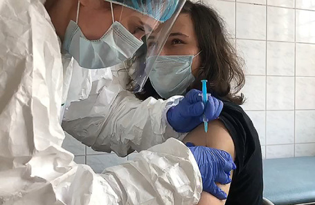 Введение добровольцу российской вакцины для профилактики коронавируса в Центре имени Н. Ф. Гамалеи.