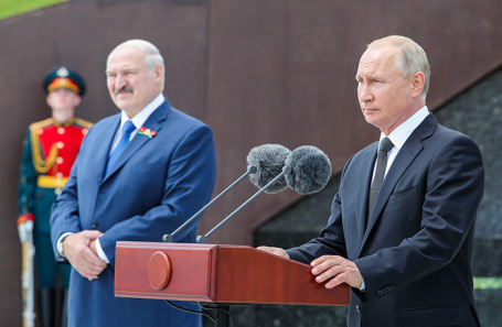 Александр Лукашенко и Владимир Путин на церемонии открытия Ржевского мемориала советскому солдату.