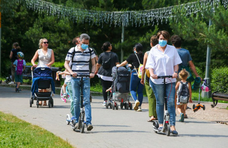 Отдыхающие в столичном парке.