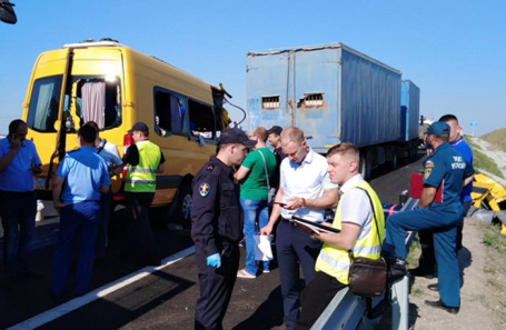 ДТП с участием микроавтобуса и грузовика в Крыму.