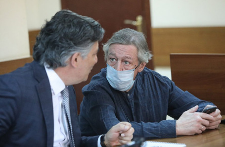 Адвокат Эльман Пашаев и Михаил Ефремов.