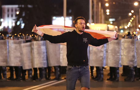 Участник акции протеста в Минске.