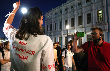 Несанкционированный митинг у посольства Белоруссии в Москве. Надпись на сорочке: «Мы проснемся другими».