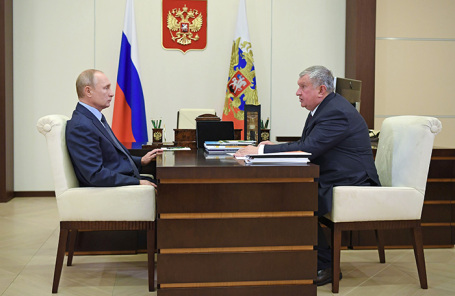Владимир Путин и Игорь Сечин во время встречи в Ново-Огарево.