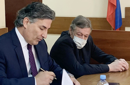 Михаил Ефремов с адвокатом Эльманом Пашаевым.
