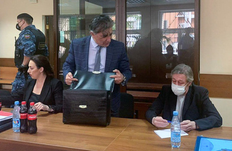 Михаил Ефремов (справа).